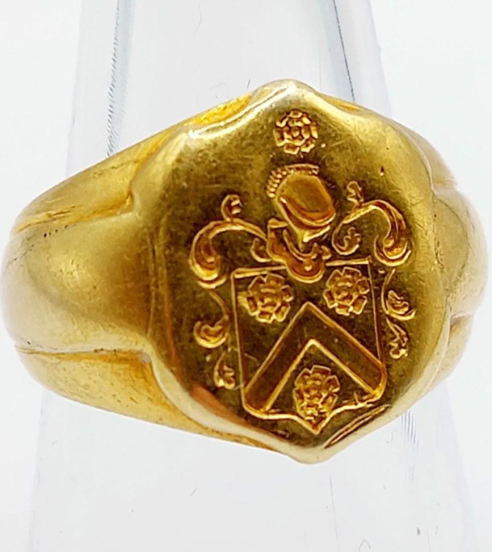 Chevalière antique or armoiries française blason aux fleurs et heaume