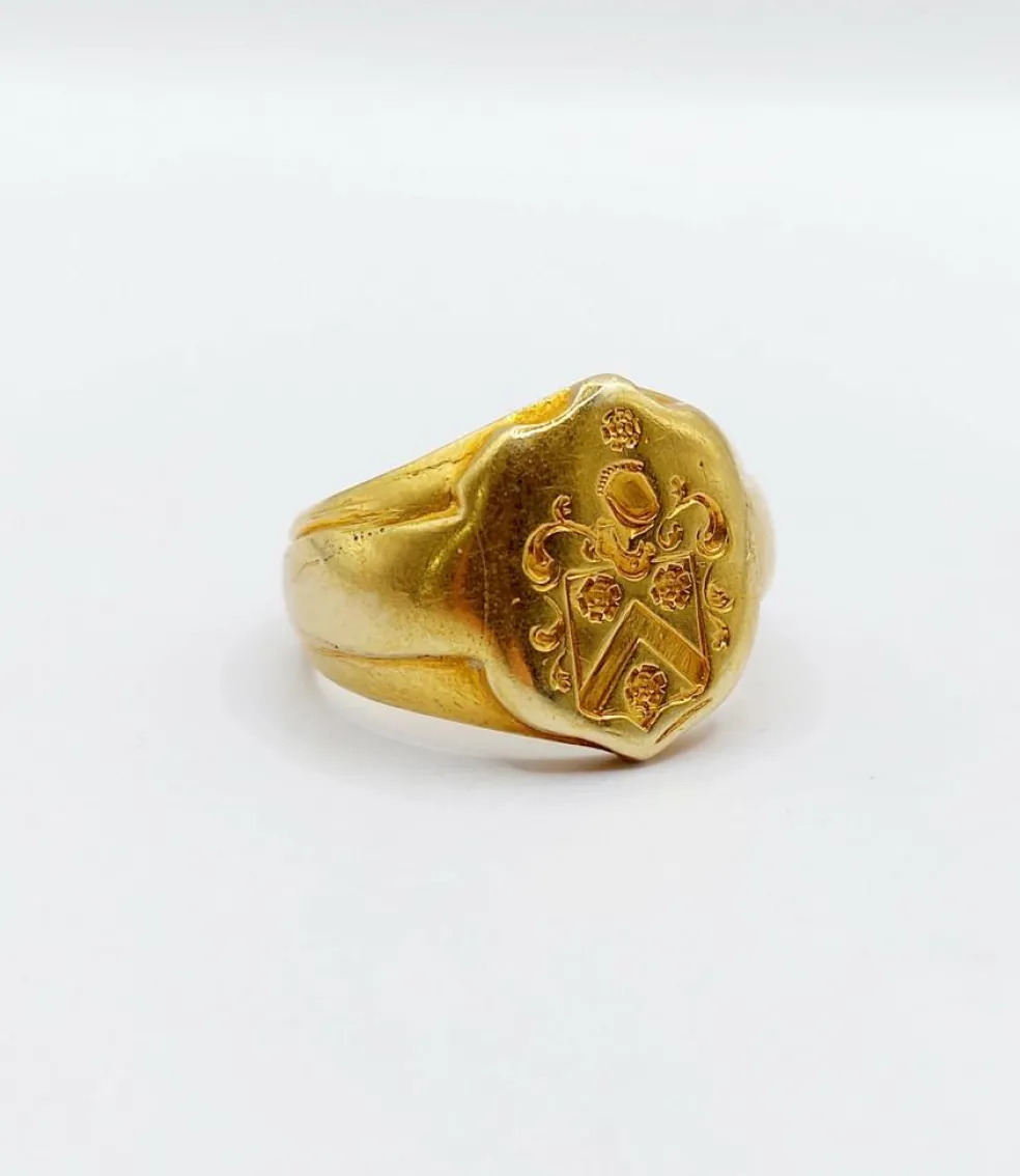 Chevalière antique or armoiries française blason aux fleurs et heaume