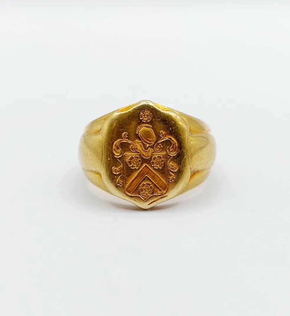 Chevalière antique or armoiries française blason aux fleurs et heaume