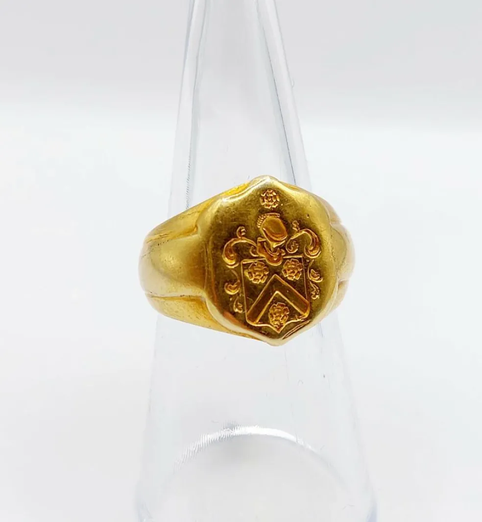 Chevalière antique or armoiries française blason aux fleurs et heaume