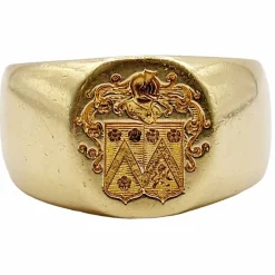Chevalière antique or jaune armoiries française blason composé d'un heaume, de fleurs et d'un lion