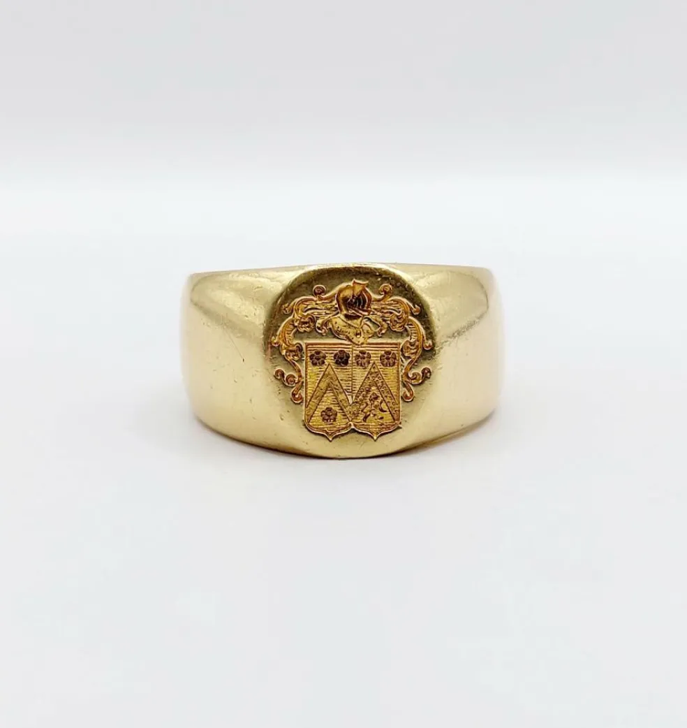 Chevalière antique or jaune armoiries française blason composé d'un heaume, de fleurs et d'un lion