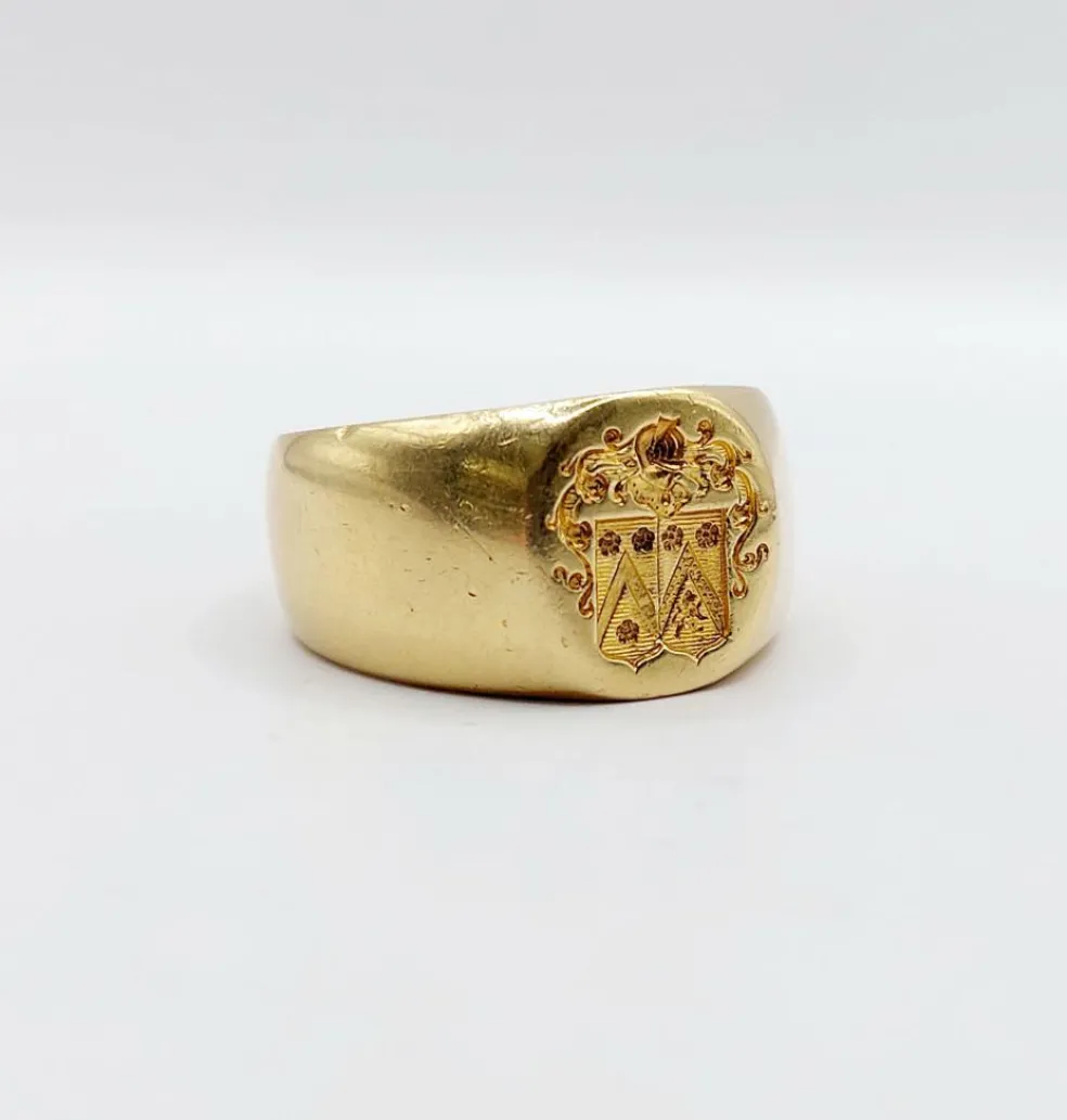Chevalière antique or jaune armoiries française blason composé d'un heaume, de fleurs et d'un lion