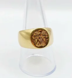 Chevalière antique or jaune armoiries française blason composé d'un heaume, de fleurs et d'un lion