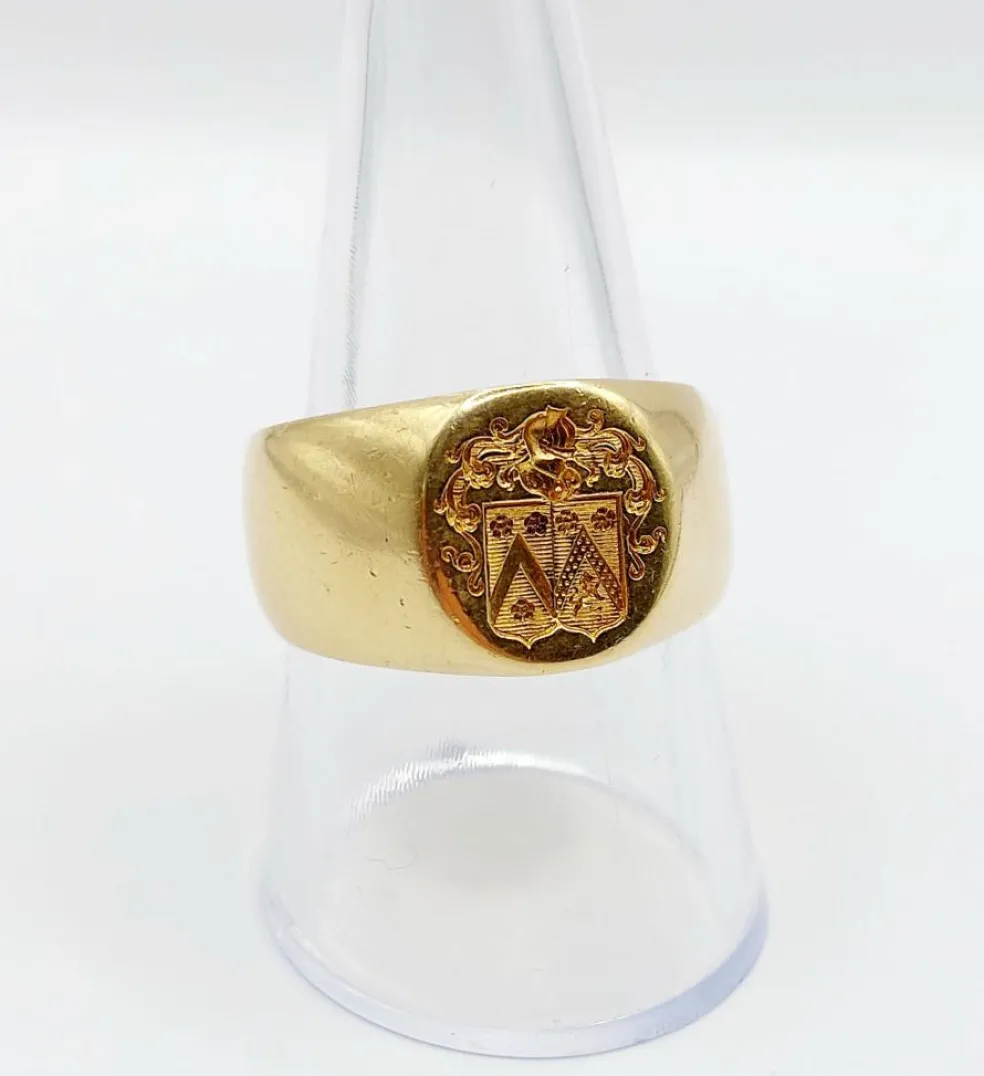Chevalière antique or jaune armoiries française blason composé d'un heaume, de fleurs et d'un lion