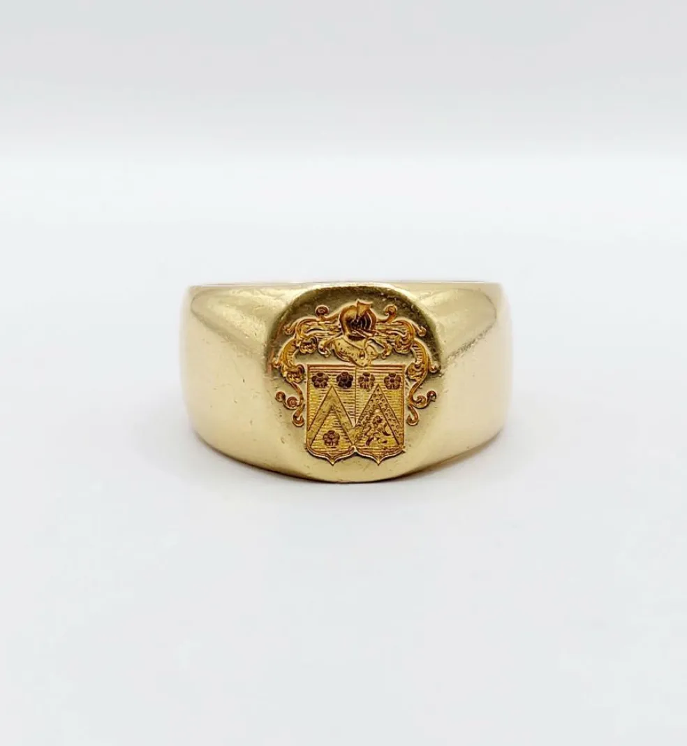 Chevalière antique or jaune armoiries française blason composé d'un heaume, de fleurs et d'un lion