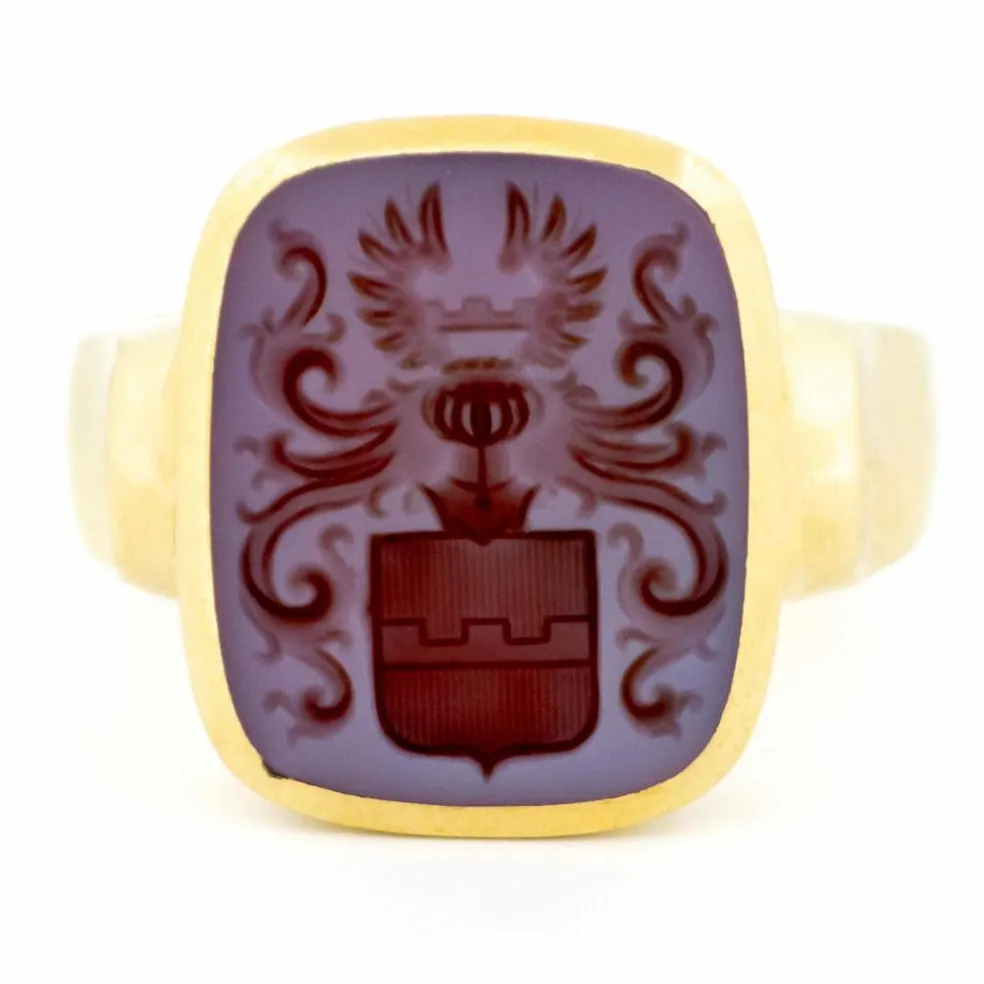 Chevalière armoriée en or jaune et cornaline
