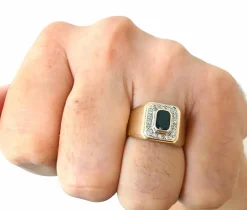 Chevalière carrée, diamants et saphir