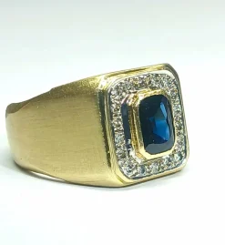 Chevalière carrée, diamants et saphir