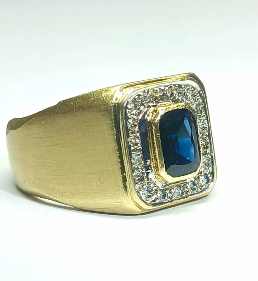 Chevalière carrée, diamants et saphir