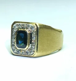 Chevalière carrée, diamants et saphir