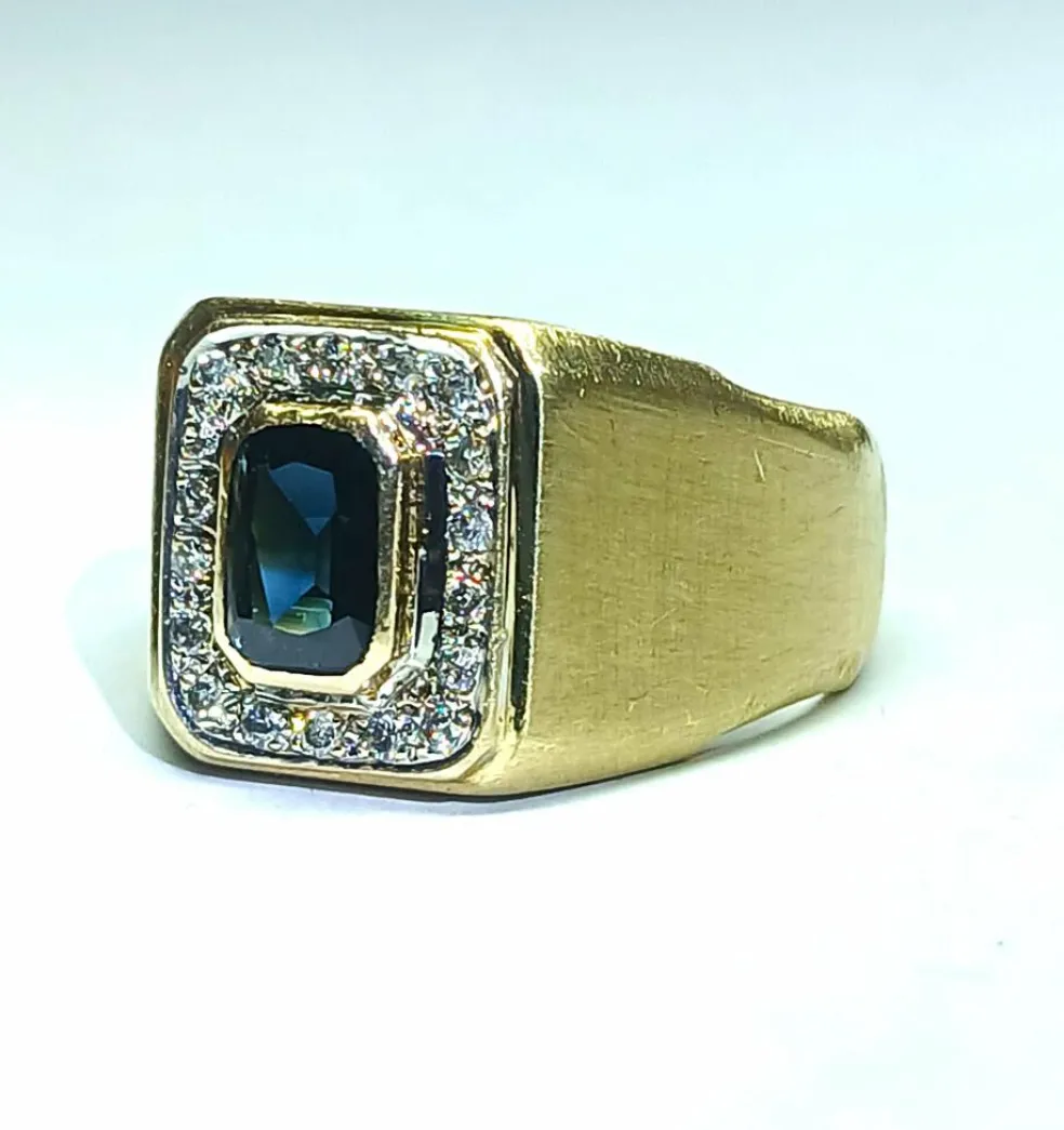 Chevalière carrée, diamants et saphir