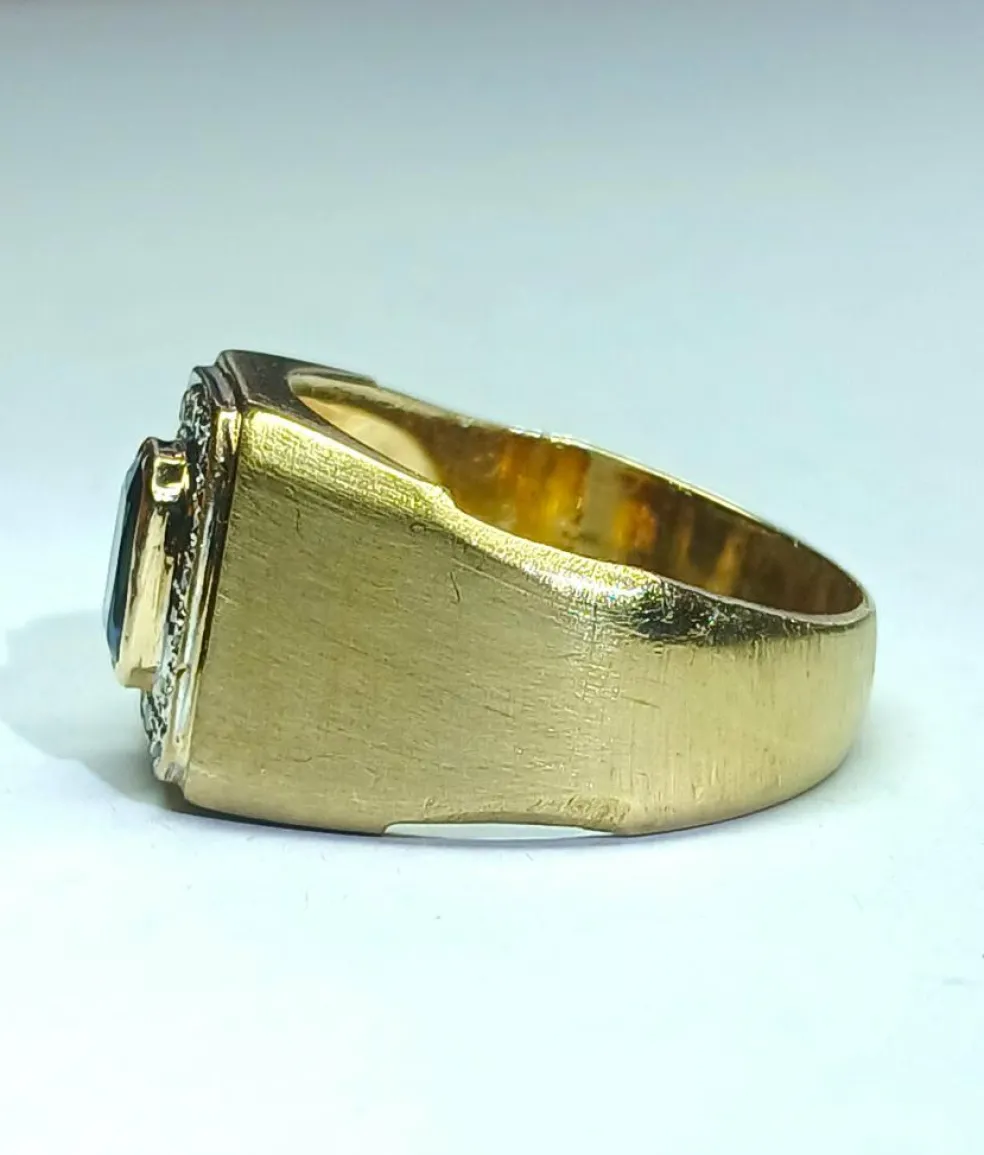 Chevalière carrée, diamants et saphir