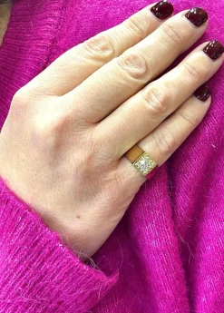 Chevalière en or jaune, diamants