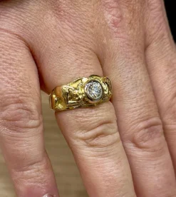 Chevalière en or jaune et platine sertie d’un diamant