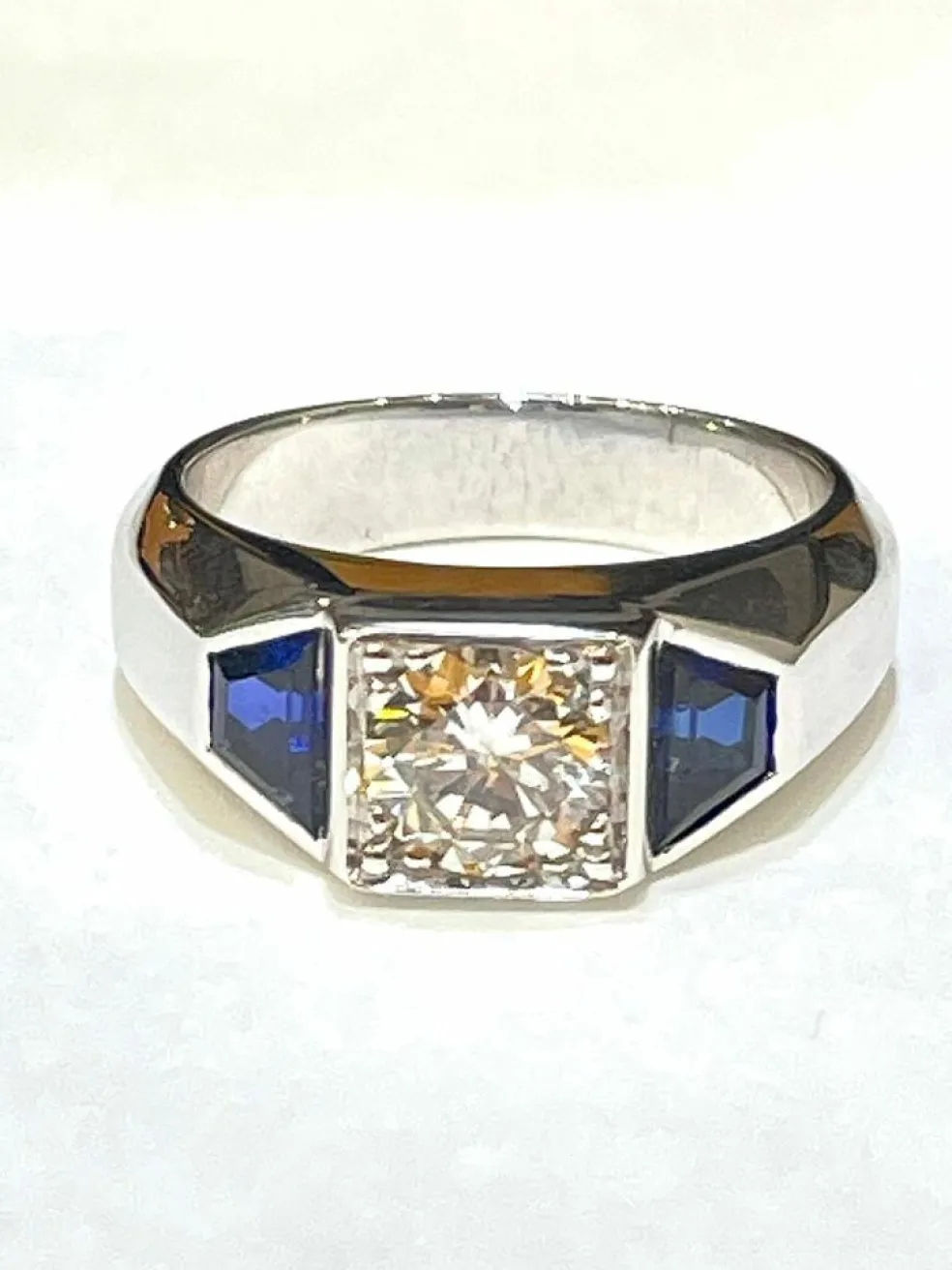 Chevalière or blanc diamant 0,92 carat saphirs synthétiques