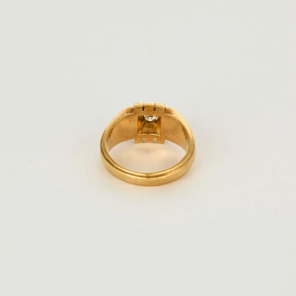 Chevalière or jaune et gris centré d'un diamant