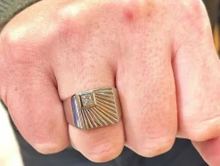 Chevalière vintage Soleil Levant , or blanc et diamant