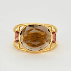 Claire de Divonne, Bague en or jaune quartz fumé et saphirs de couleurs