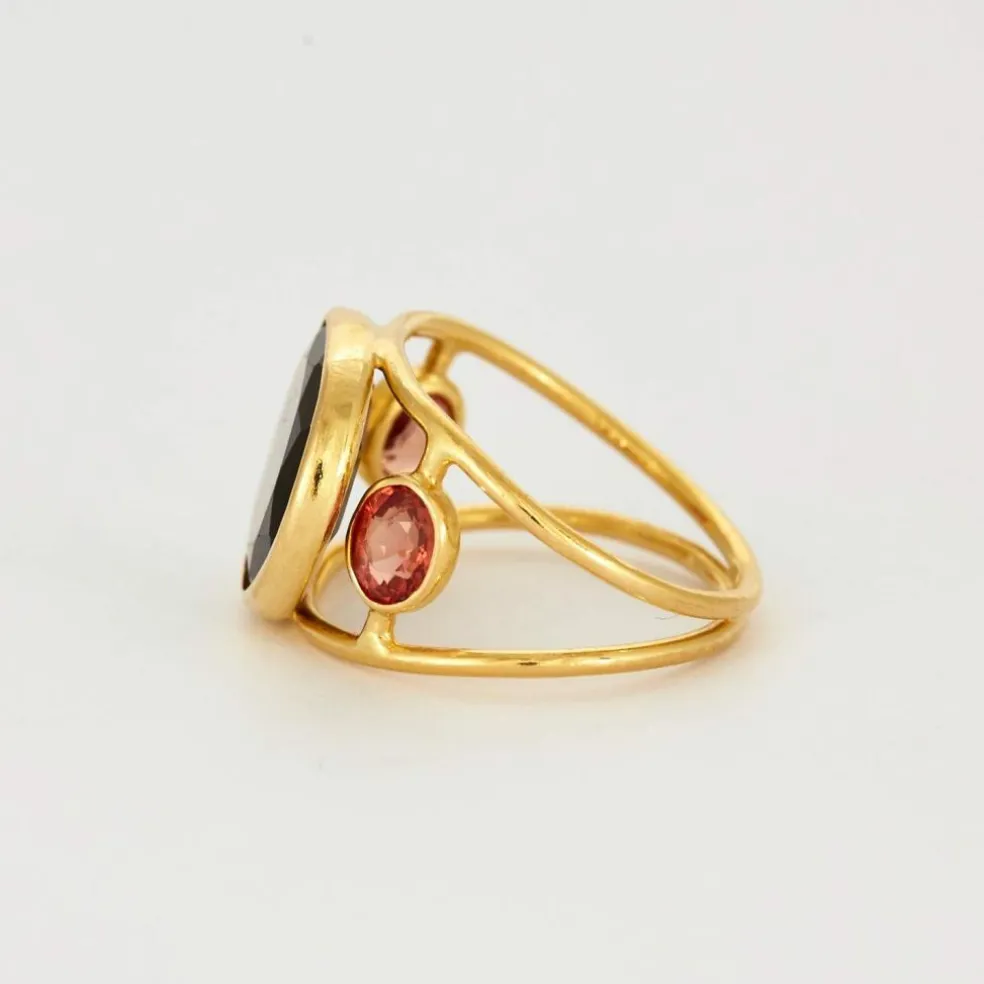 Claire de Divonne, Bague en or jaune quartz fumé et saphirs de couleurs
