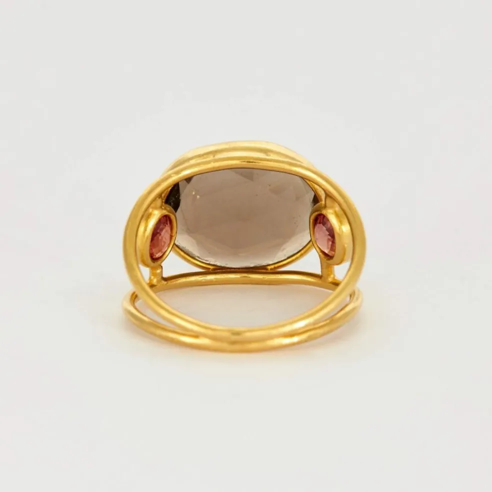 Claire de Divonne, Bague en or jaune quartz fumé et saphirs de couleurs