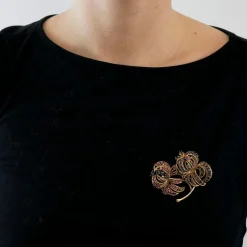 Clip chrysanthèmes or jaune, rubis et saphirs