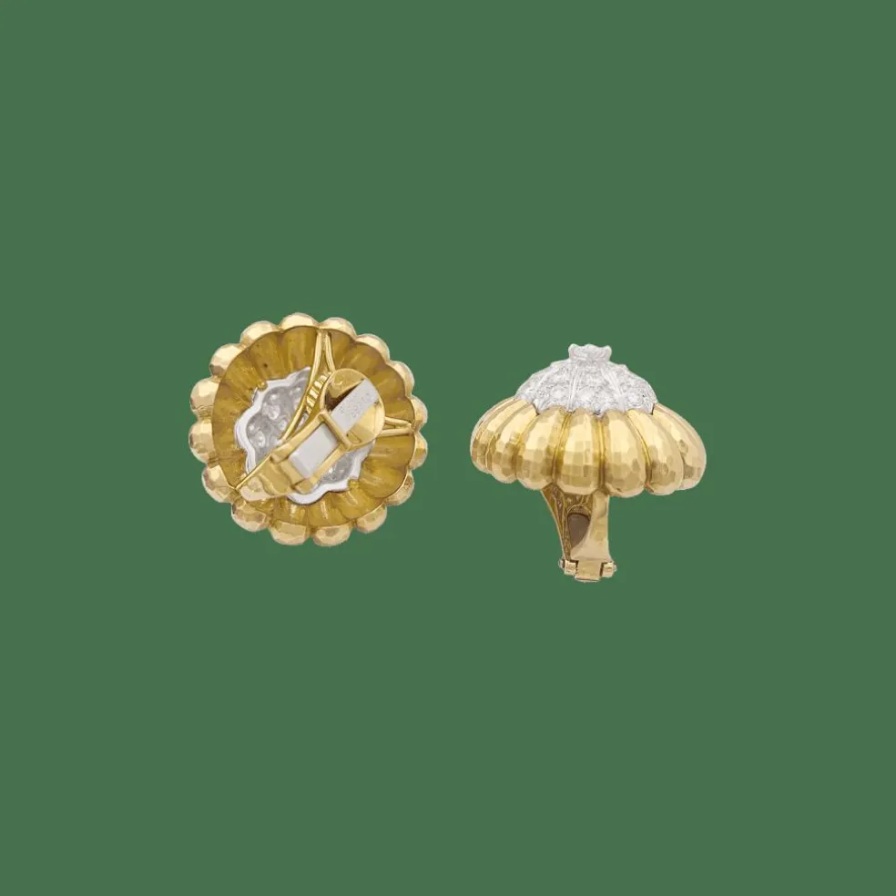 Clips d'oreilles David Webb, "Boutons", platine, or jaune, diamants.