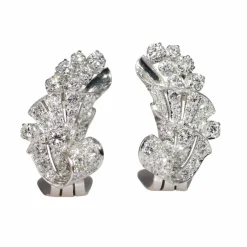 Clips d'oreilles en diamant platine des années 1950 avec une touche Art déco