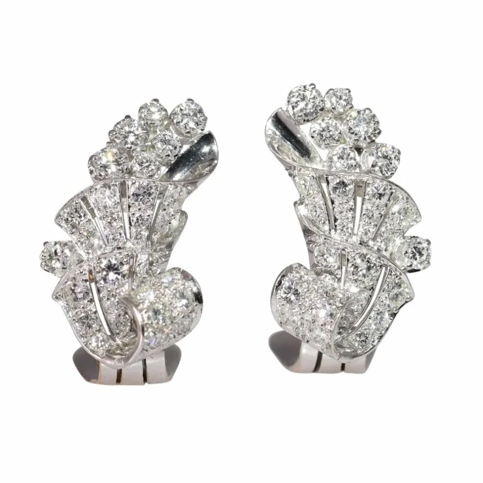 Clips d'oreilles en diamant platine des années 1950 avec une touche Art déco