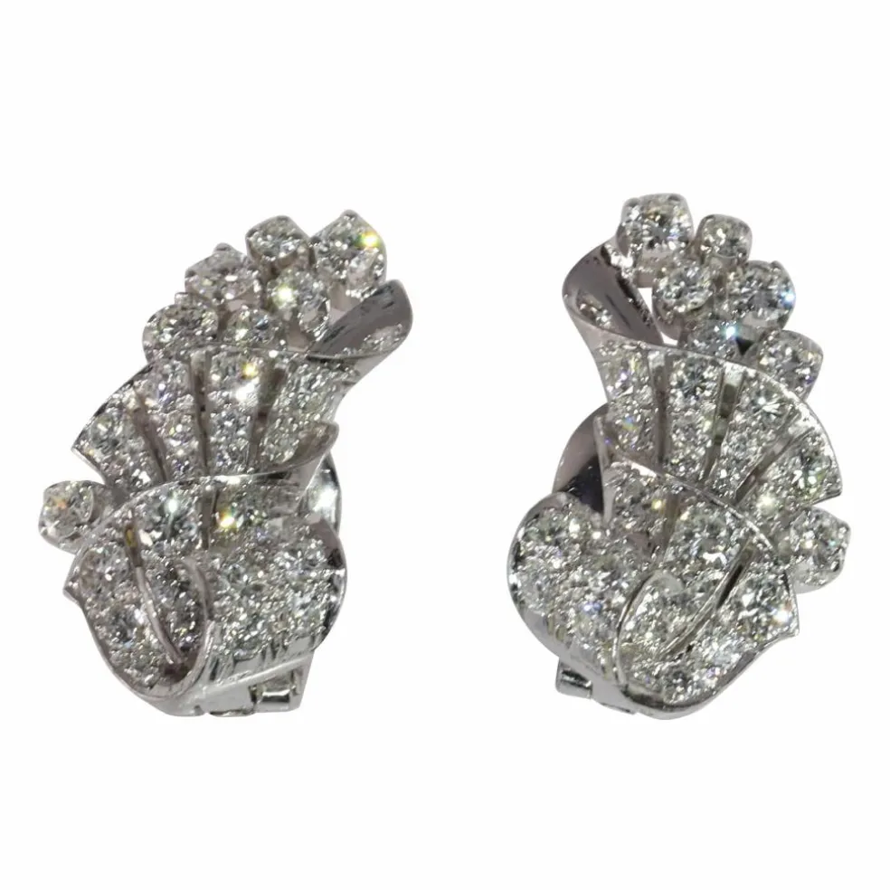 Clips d'oreilles en diamant platine des années 1950 avec une touche Art déco