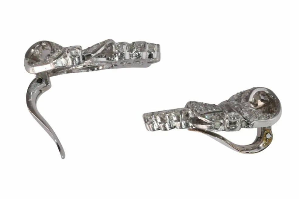 Clips d'oreilles en diamant platine des années 1950 avec une touche Art déco