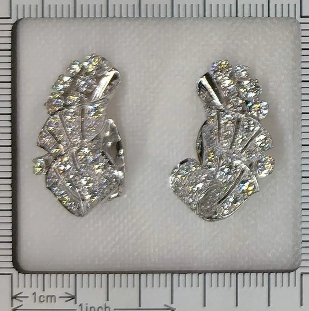 Clips d'oreilles en diamant platine des années 1950 avec une touche Art déco