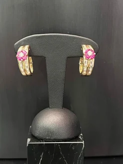 Clips d'oreilles en or jaune diamants et rubis