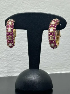 Clips d'oreilles en or jaune diamants et rubis