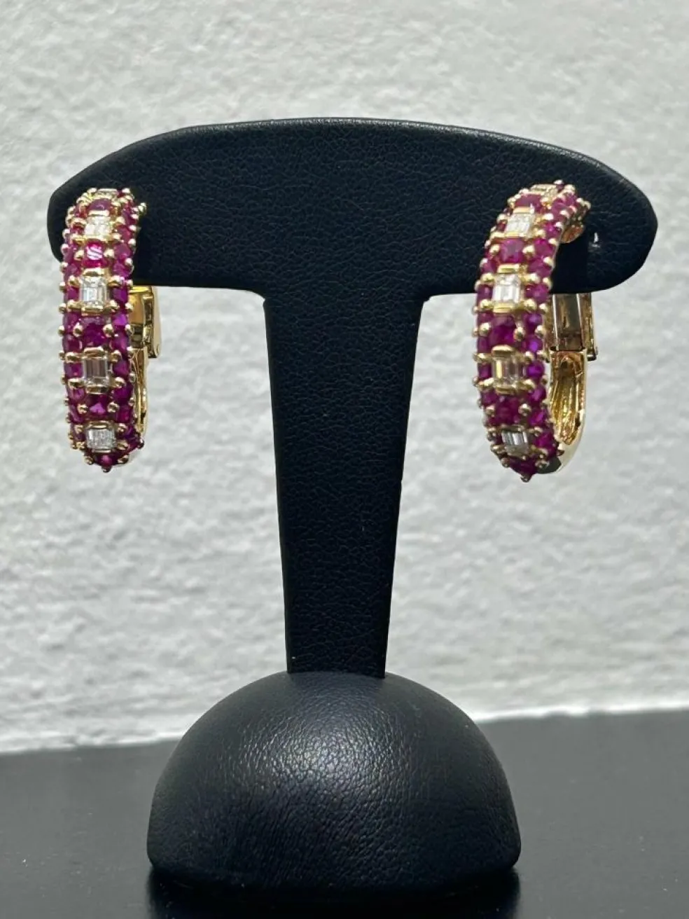 Clips d'oreilles en or jaune diamants et rubis