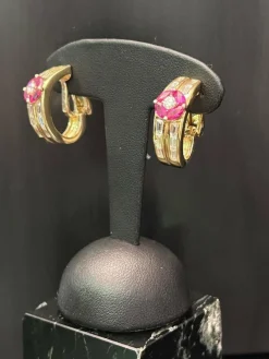 Clips d'oreilles en or jaune diamants et rubis