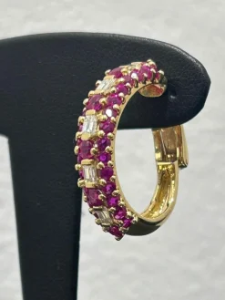 Clips d'oreilles en or jaune diamants et rubis