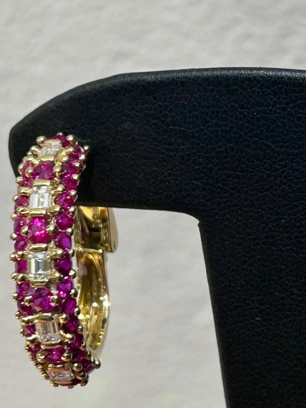 Clips d'oreilles en or jaune diamants et rubis