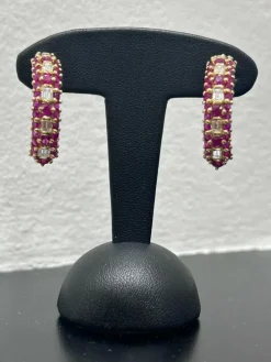 Clips d'oreilles en or jaune diamants et rubis