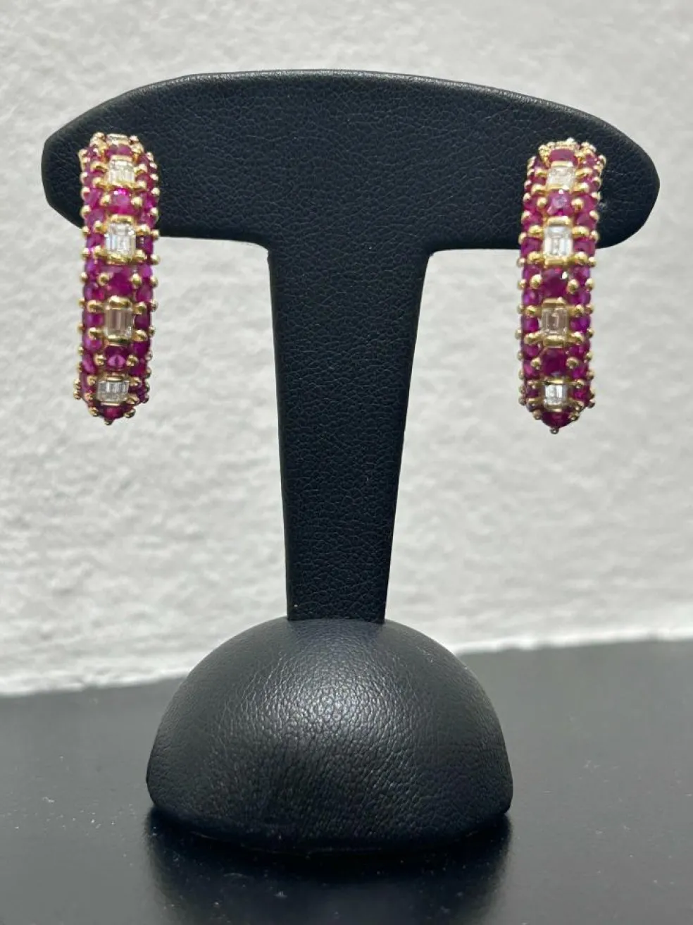 Clips d'oreilles en or jaune diamants et rubis