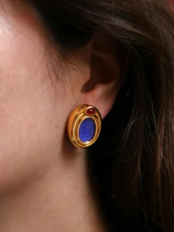 Clips d’oreilles en or, verre bleu, cornaline