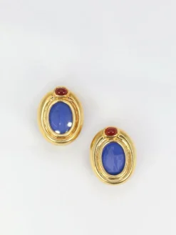 Clips d’oreilles en or, verre bleu, cornaline