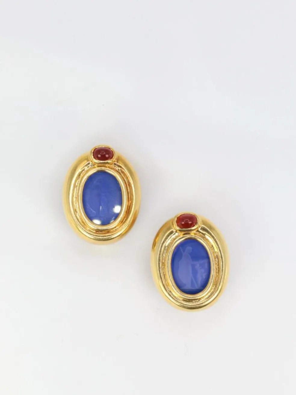 Clips d’oreilles en or, verre bleu, cornaline