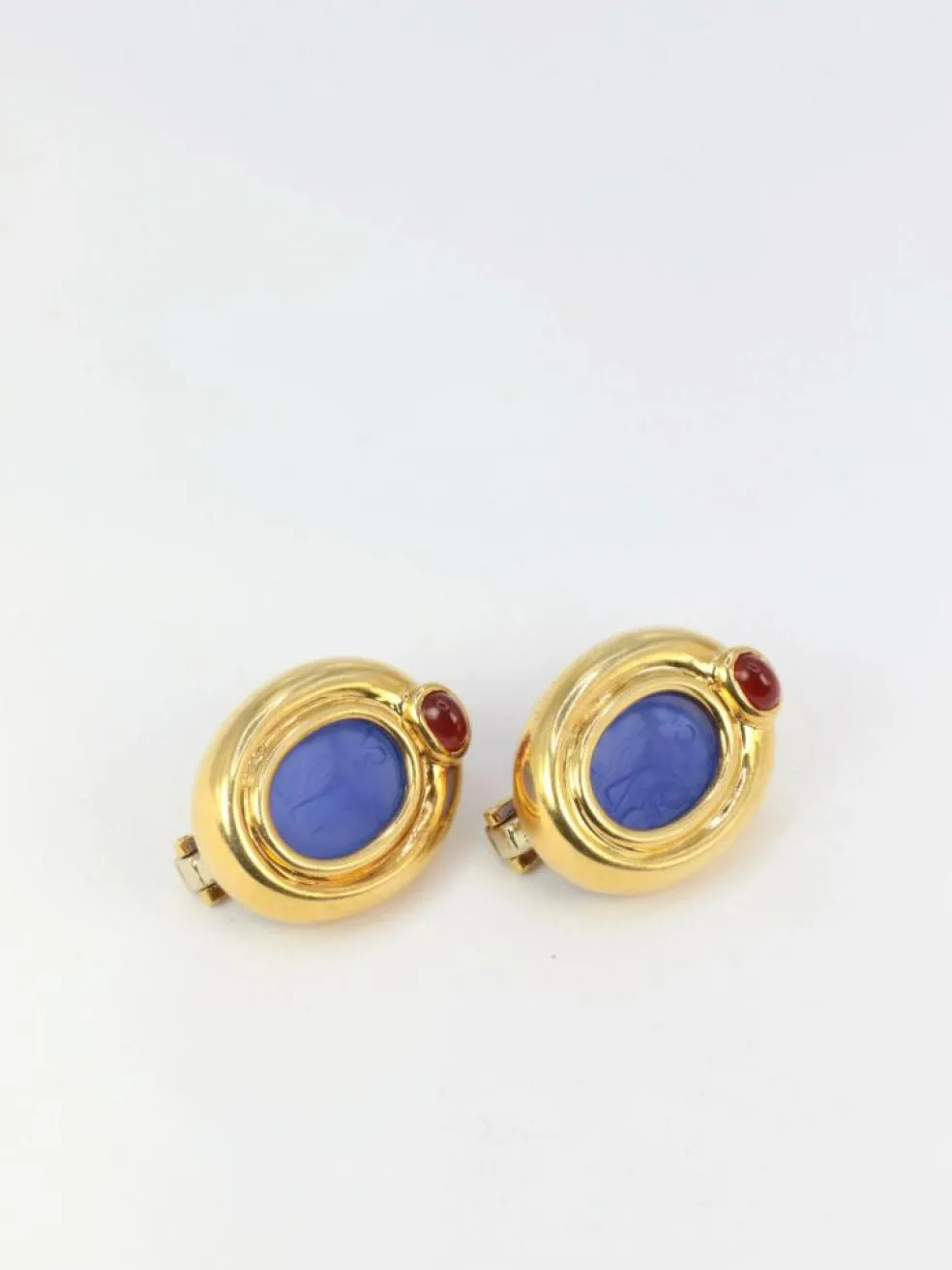 Clips d’oreilles en or, verre bleu, cornaline