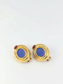 Clips d’oreilles en or, verre bleu, cornaline