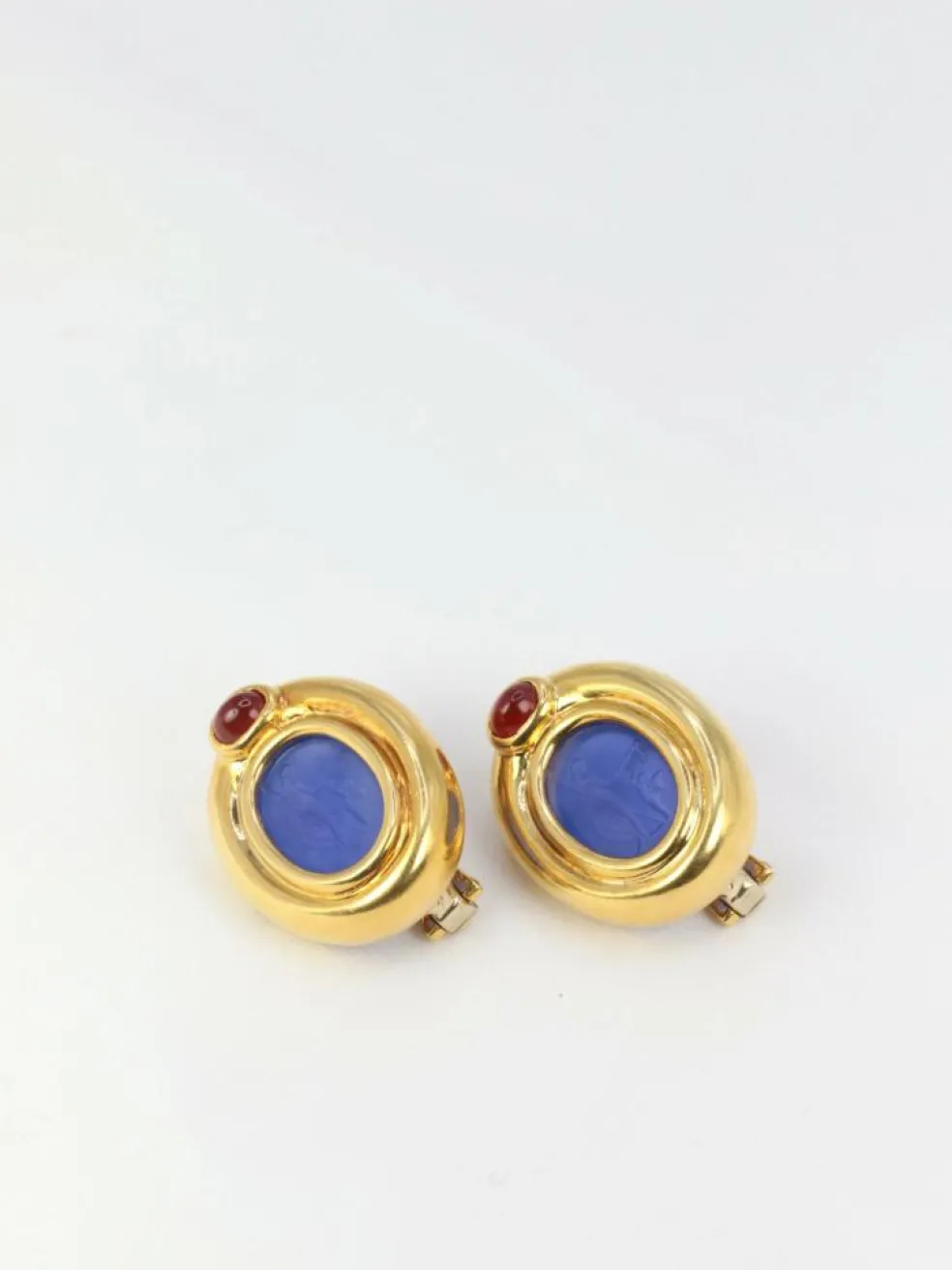 Clips d’oreilles en or, verre bleu, cornaline