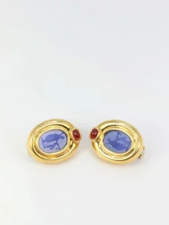 Clips d’oreilles en or, verre bleu, cornaline