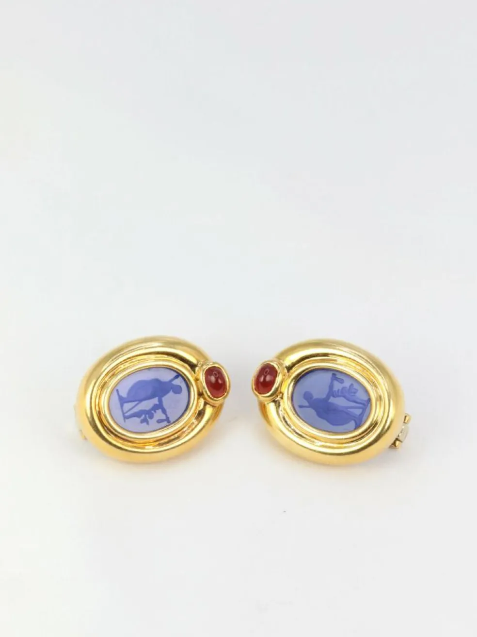 Clips d’oreilles en or, verre bleu, cornaline