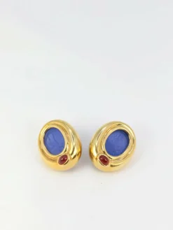 Clips d’oreilles en or, verre bleu, cornaline