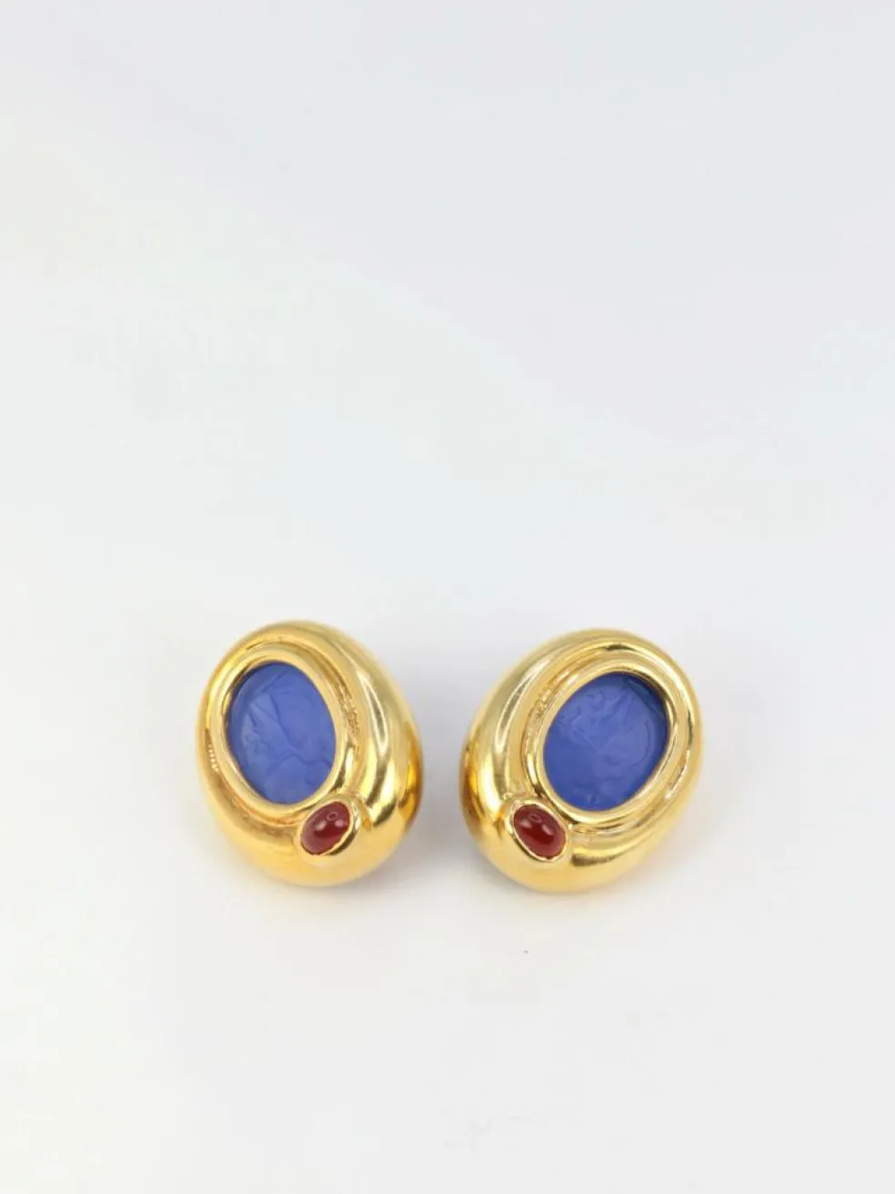 Clips d’oreilles en or, verre bleu, cornaline